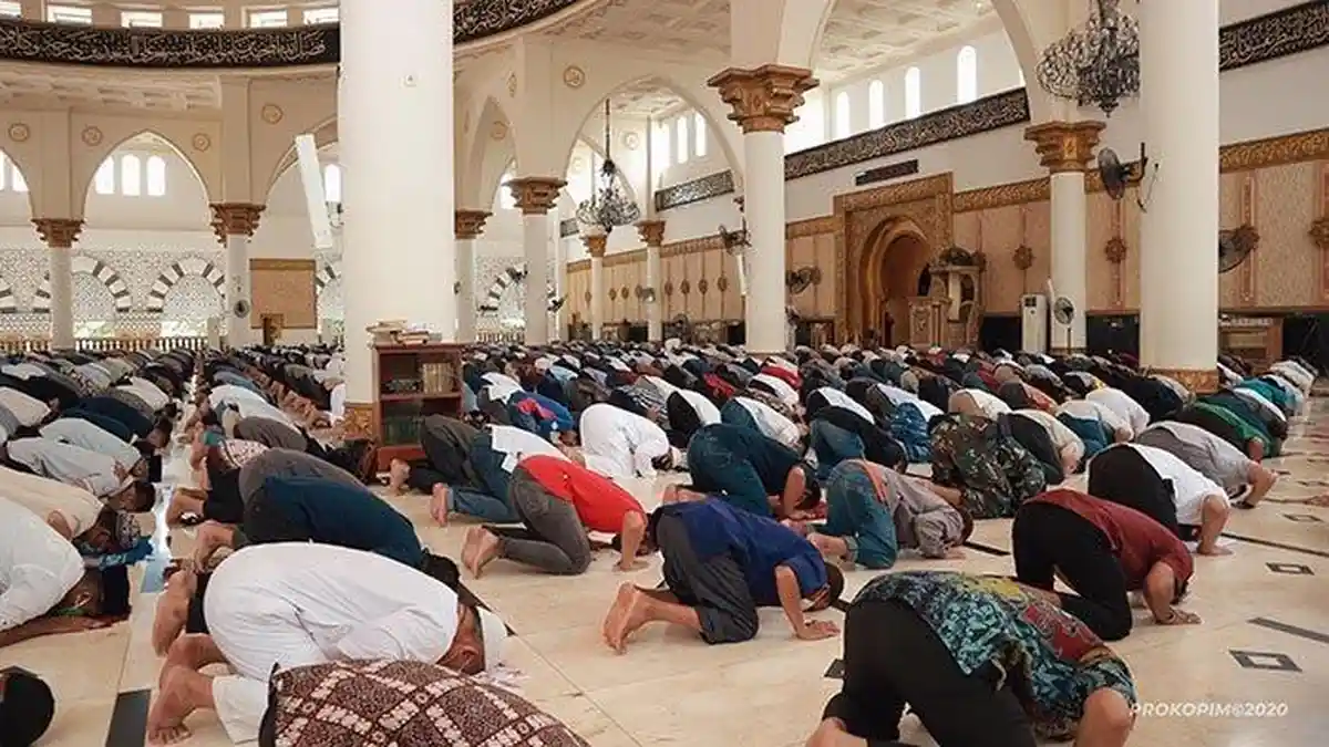 Hukum Terlambat Datang Salat Jumat, Apakah Sah? Ini Penjalasan UAH dan Buya Yahya