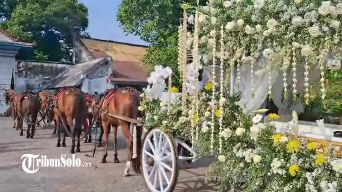 3 KERETA Iringi Kereta Kencana Pembawa Jenazah Raja Keraton Solo PB ...
