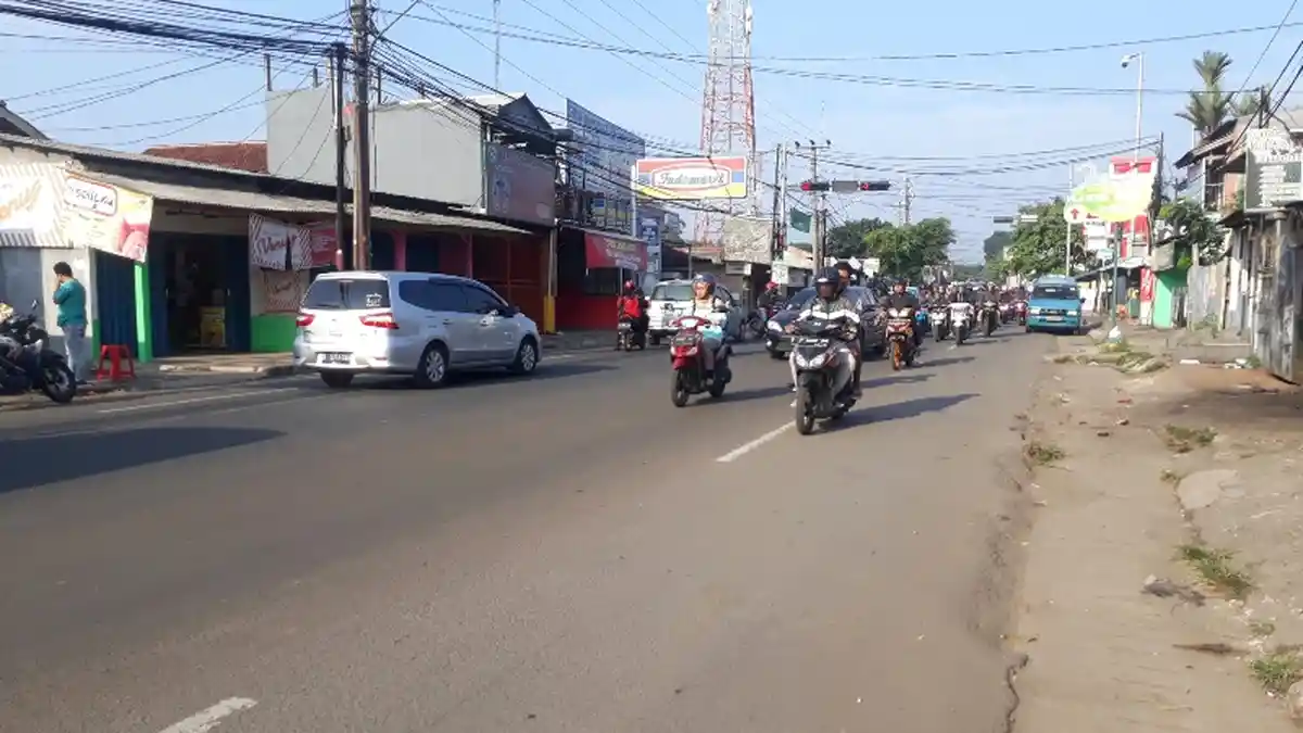 Saat Ini Jalan Raya Sukahati Cibinong Tidak Ada Hambatan Lalu Lintas
