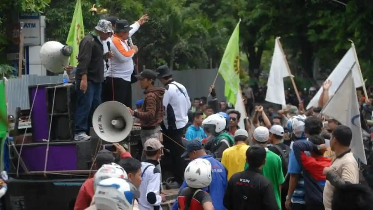 Para Buruh Demak Demo Tuntut Kenaikan UMK Jadi Rp 2,073 Juta