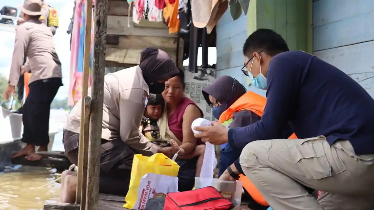 Peduli Masyarakat Terdampak Banjir, Polwan Polres Melawi Berikan Sembako dan Pengobatan Gratis