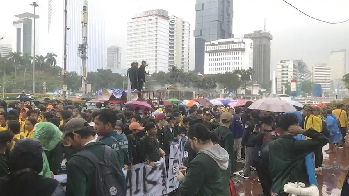 BEM SI Tetap Gelar Aksi Tolak Kenaikan Harga BBM Meski Diguyur Hujan