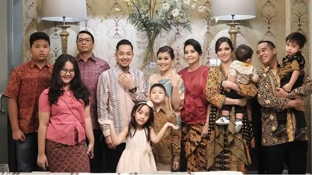 Miliki Wajah Blasteran, Paras Kakak Nia Ramadhani tak Kalah Cantik dari sang Adik, Intip Potretnya