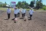 bupati-bolmong-yasti-soepredjo-mokoagow-mengolah-lahan.jpg