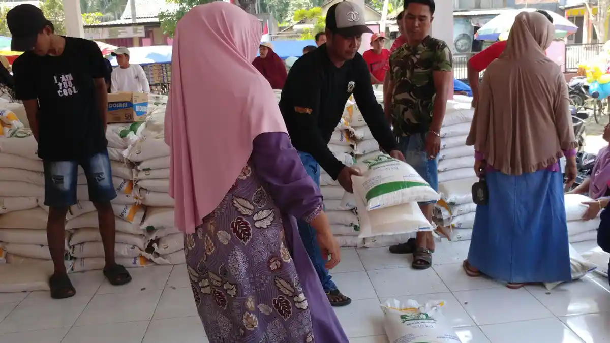 Warga Jember Terima Bantuan Beras 30 Kg, Kemensos Ingatkan Bahaya Judol