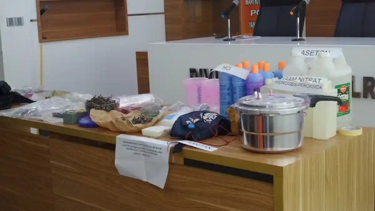 Bantah Rekayasa, Polri Tunjukkan Bahan Peledak Bom Panci Cicendo