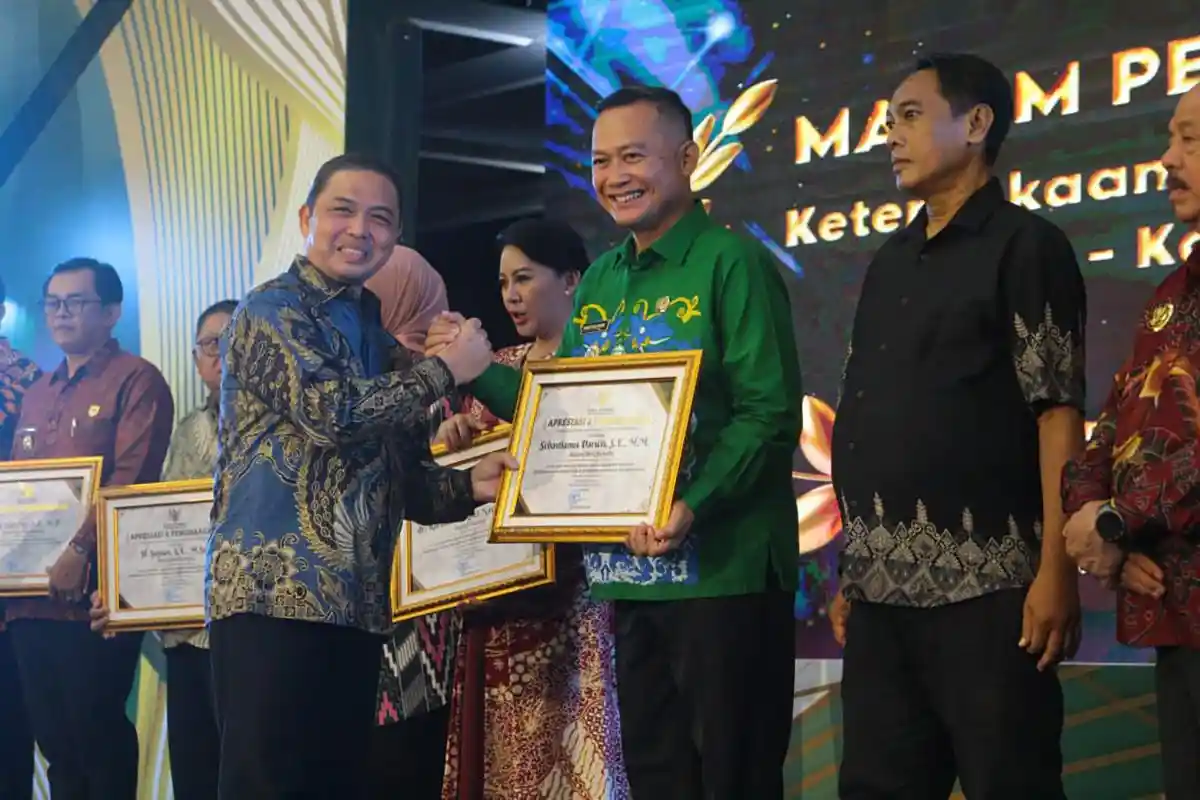 Bupati Bengkayang Hadiri Malam Penganugerahan Keterbukaan Informasi Badan Publik 2025