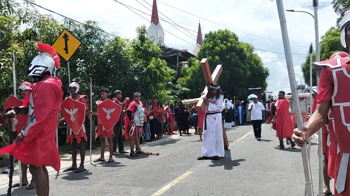 Ratusan Umat Katolik Stasi Langgur Ikuti Prosesi Jalan Salib Hidup 