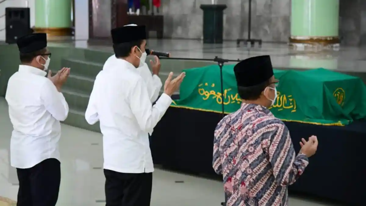 Jokowi dan Mensesneg Pratikno Salatkan Jenazah Artidjo Alkostar: Akan Dimakamkan di Pemakaman UII
