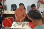 LELANG-Proses-lelang-sarang-burung-walet-di-Pulau-Kalama-Kecamatan-TatoarengLITR.jpg