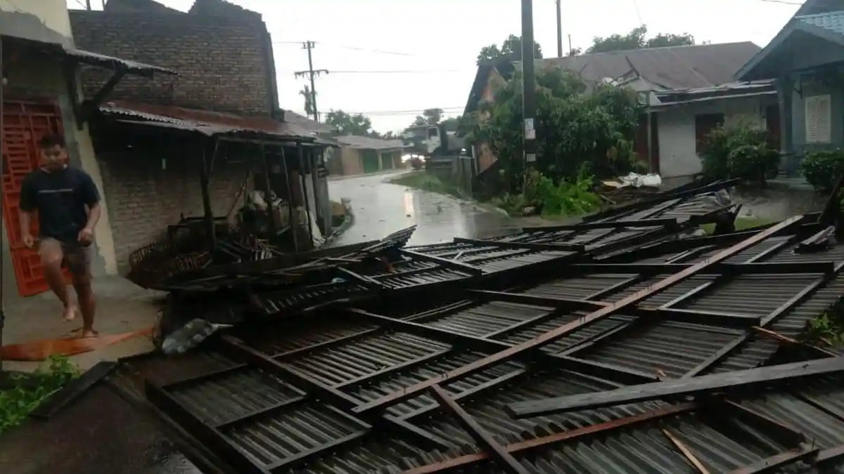 Hujan Deras Disertai Angin Kencang Terjadi di Sergai, Seorang Warga Tewas Tertimpa Pohon
