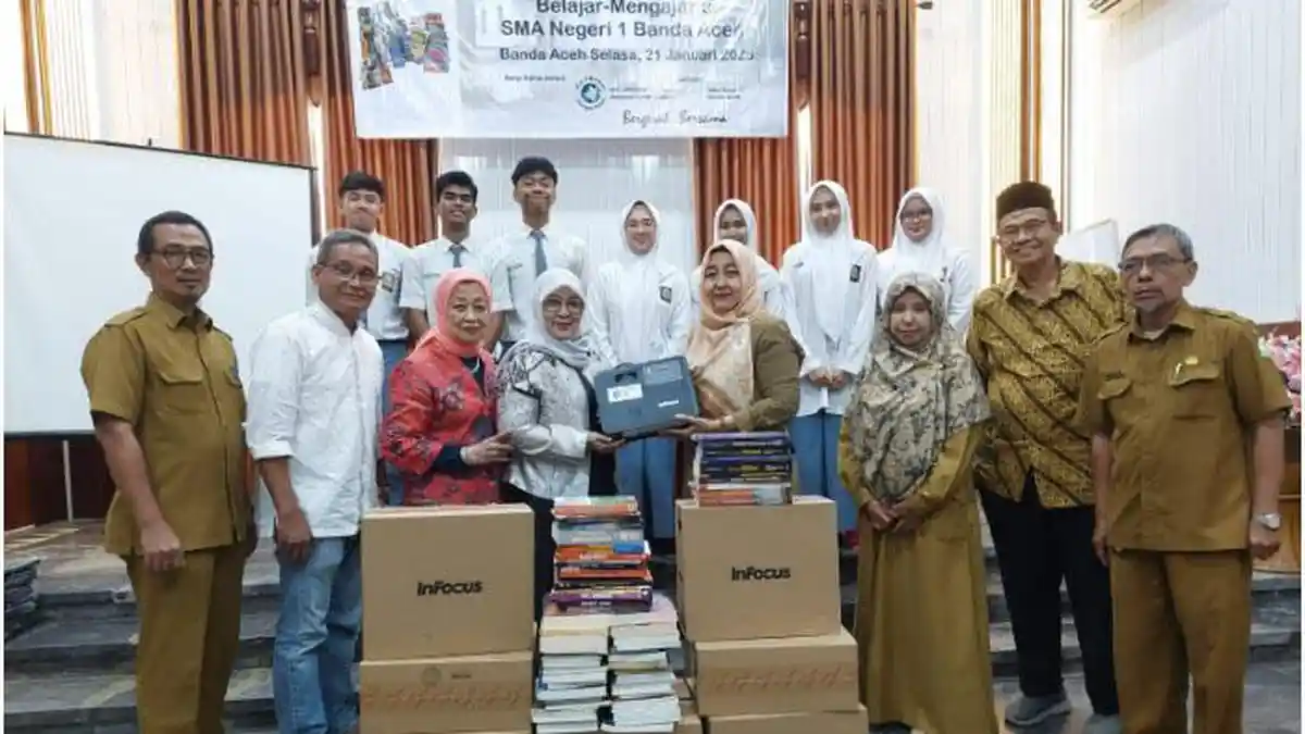 IKA SMANsa Jeumpa Puteh Jakarta Serahkan 10 LCD dan Puluhan Buku kepada SMAN 1 Banda Aceh 