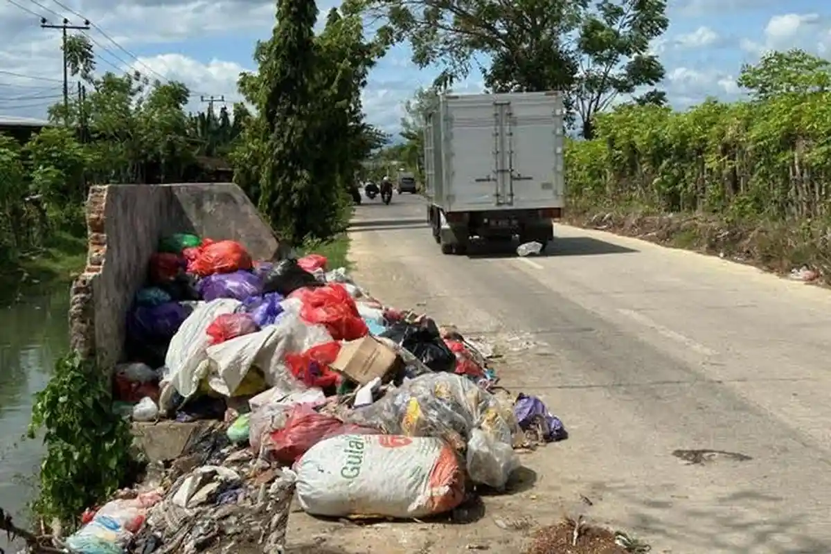Sampah Menumpuk di Kelurahan Baju Bodoa Maros Sulsel, Timbulkan Aroma Busuk
