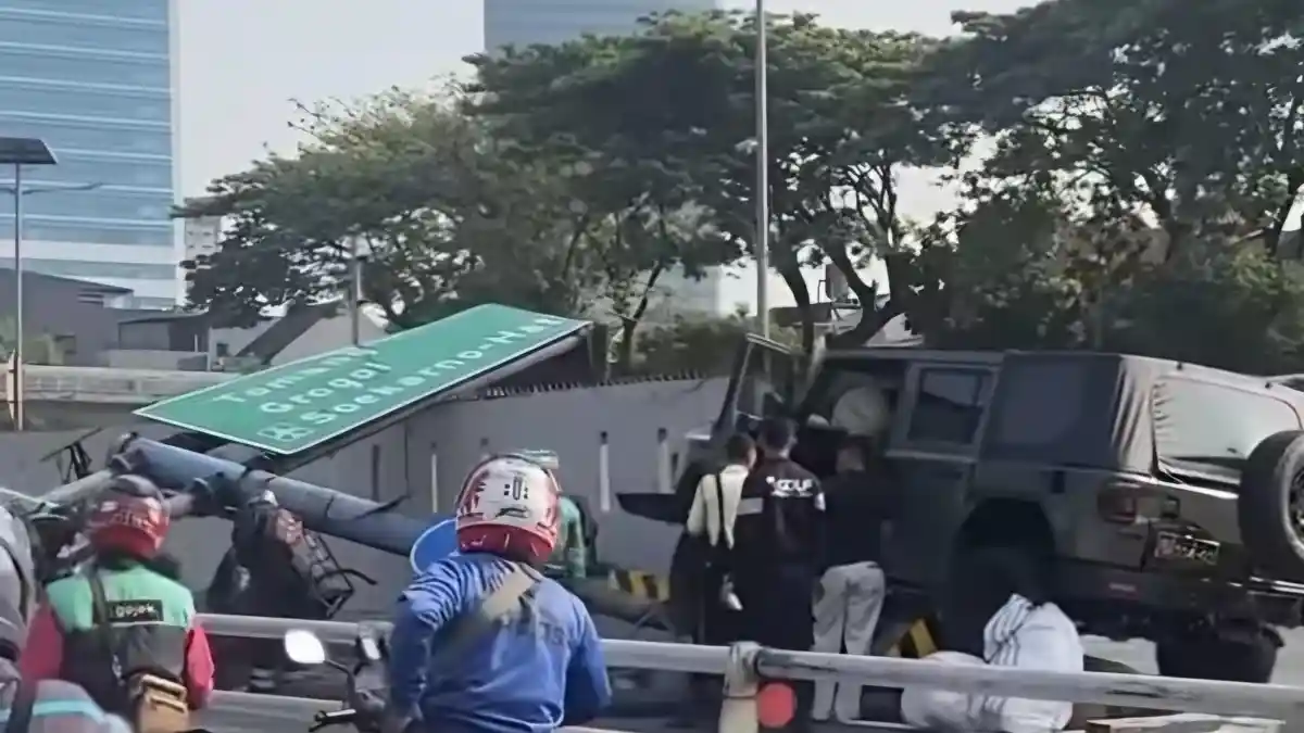 Kecelakaan di Tol Dalam Kota Slipi, Rantis TNI Tabrak Separator hingga Robohkan Plang Jalan - Tribunnews.com