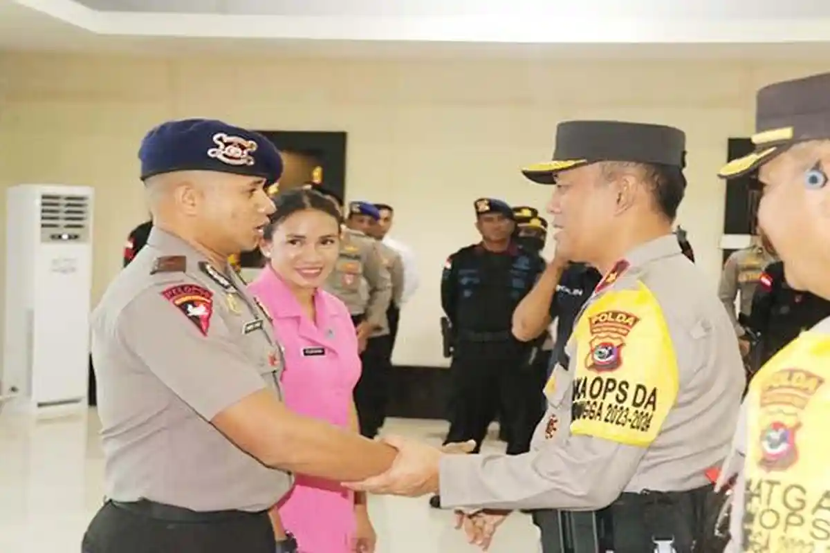 Terluka Ditembak KKB Papua, Anggota Brimob Polda NTT Terima Kenaikan Pangkat