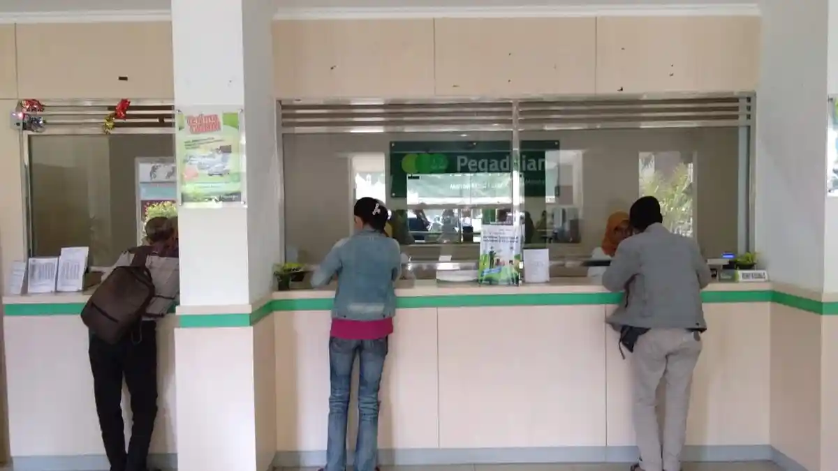 Usai Lebaran, Banyak yang Gadaikan Barang Elektronik hingga Emas di Pegadaian Cokronegaran Solo