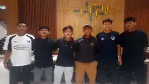 Pelatih-Maung-Anom-Cipta-Adikodrati-keempat-dari-kiri-bersama-lima-pemainnya-Sriwijaya-FC.jpg