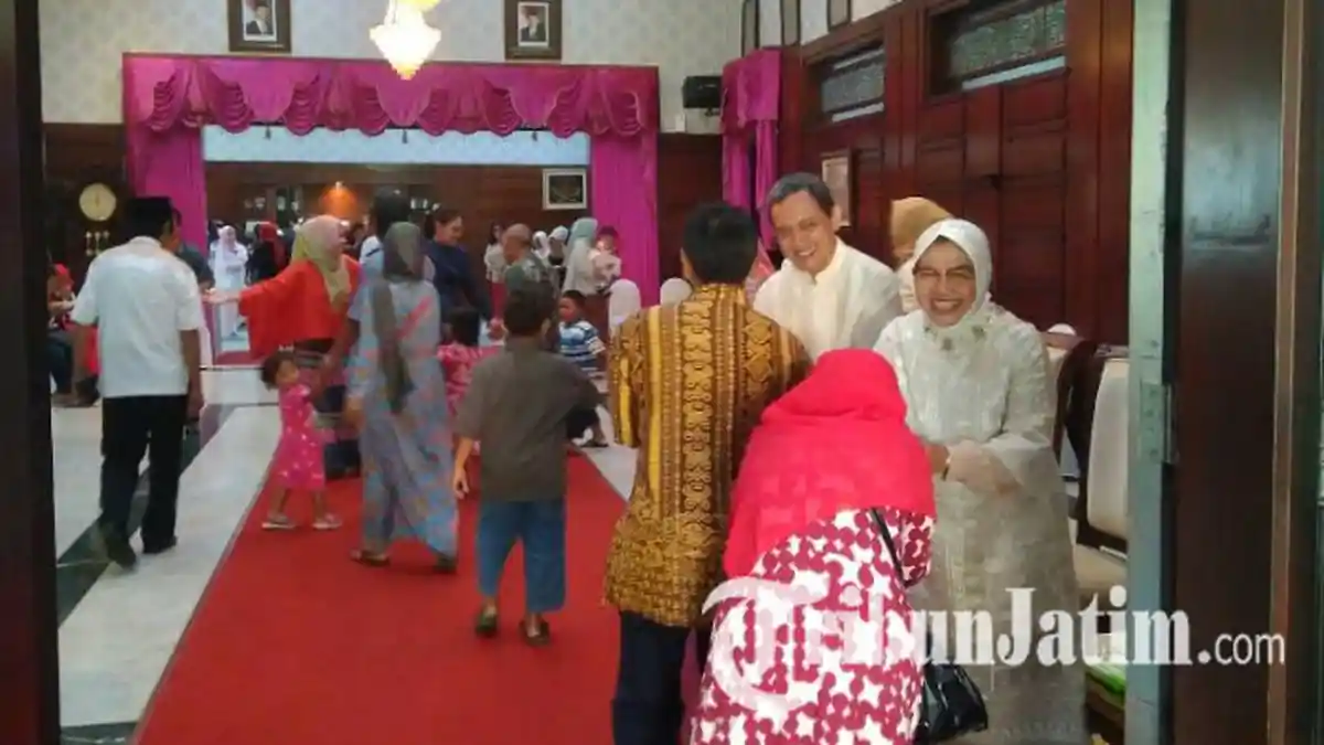 VIDEO: Bus yang Ditumpangi Rombongan Polrestabes Bikin Kaget Walikota Risma, Ada Apa Ya?