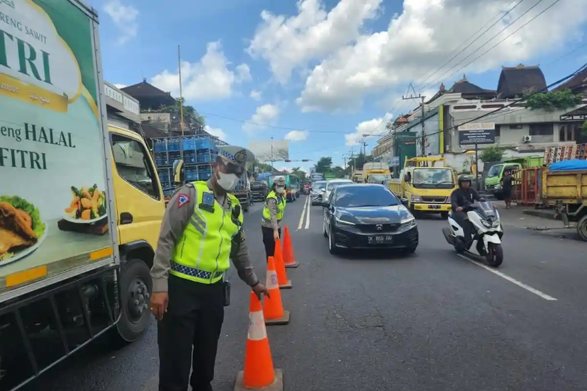 Atur Lalin Saat Kendaraan Banyak Antre di SPBU, Sat Lantas Polres Badung Turunkan Personil