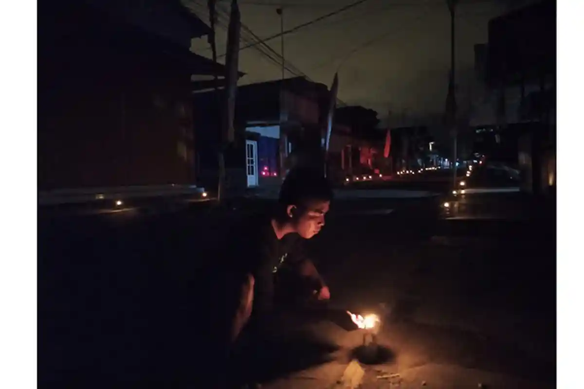 Rayakan HUT RI, Pemuda Banyuwangi Nyalakan 7500 Lampu Minyak di Tepian Jalan