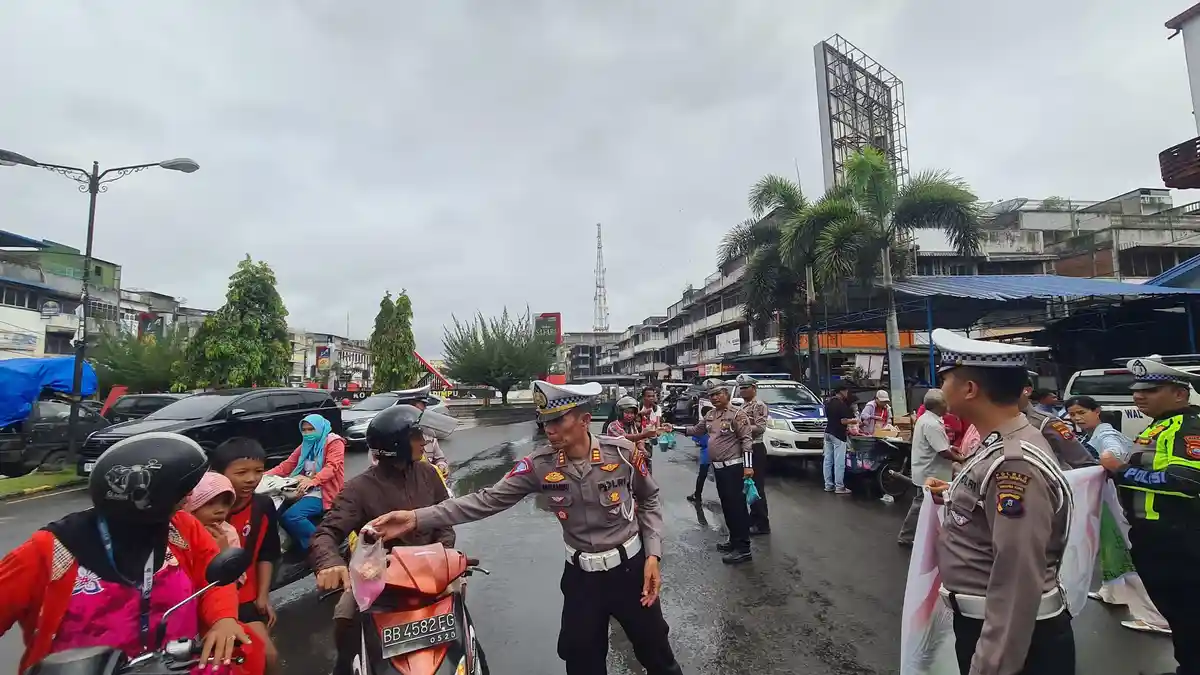 Hangatnya Berkah Ramadan: Satlantas Polres Padangsidimpuan Bagikan Takjil di Jalanan