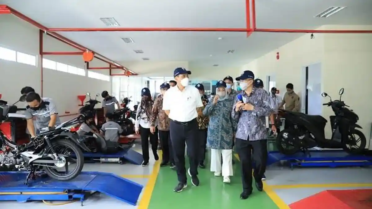 Menaker Ida Fauziyah Dampingi Luhut Tinjau BLK Samarinda