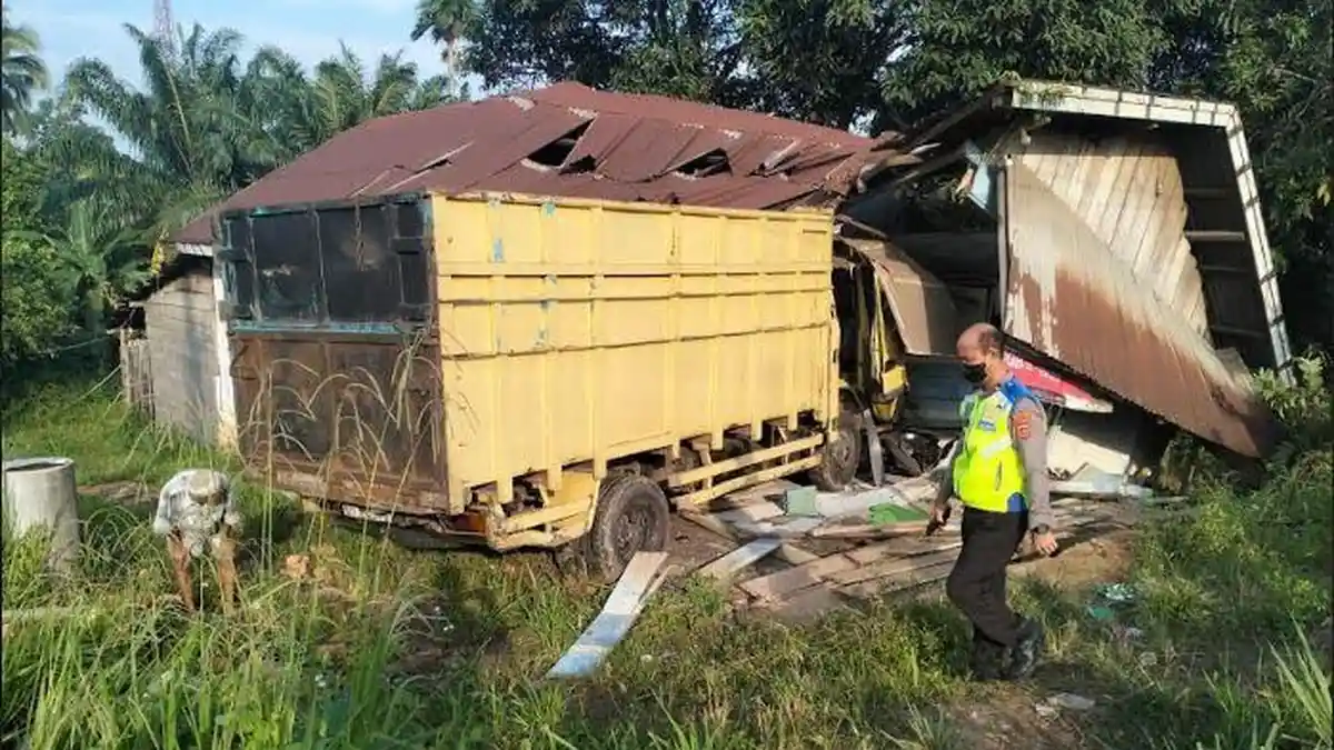 BREAKING NEWS Tabrakan Beruntun di Mendalo Muaro Jambi, Satu Rumah Hancur