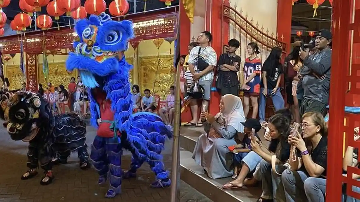 Warga Lintas Agama Padati Klenteng Kwan Kong Manado, Saksikan Aksi Barongsay di Momen Ramadhan