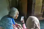 seorang-nenek-video-call-dengan-cucunya-yang-jadi-yatim-piatu.jpg