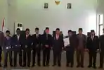 Anggota-DPRD-SBD-Foto-bersama-setelah-umumkan-Bupati-dan-Wabup-Terpilih-SBD.jpg