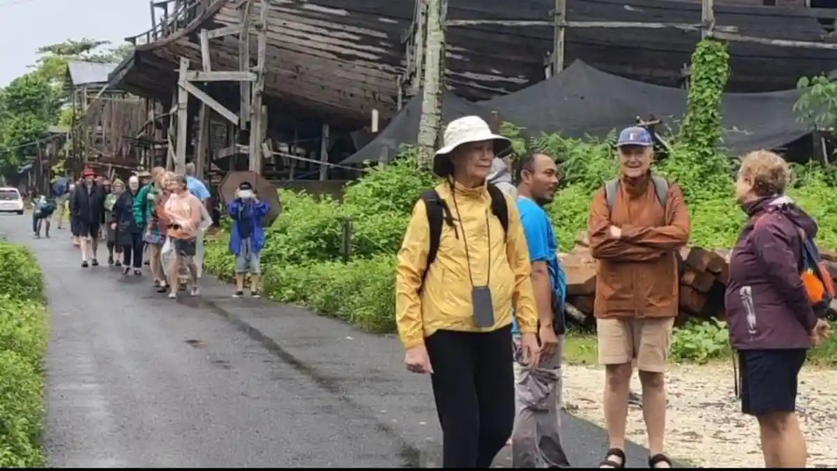 93 Bule Terpukau Menyaksikan Proses Pembuatan Kapal Pinisi di Bulukumba