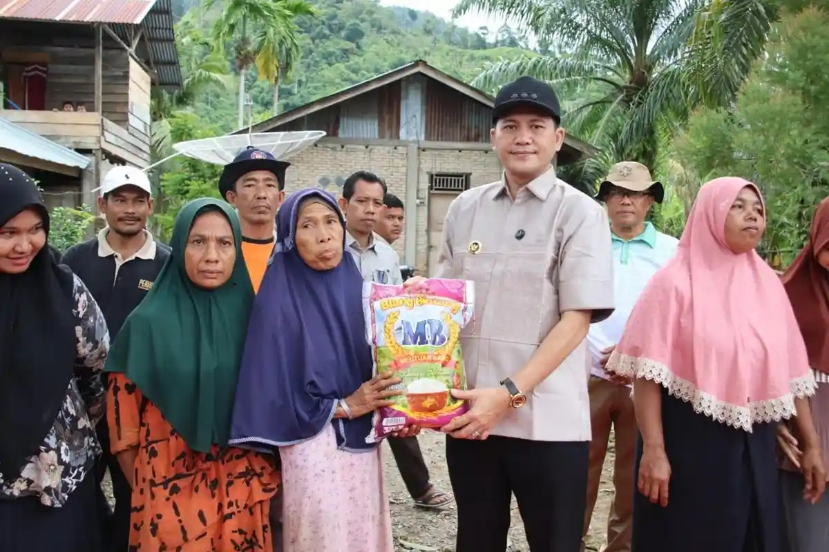 Bupati Mirwan Serahkan Bantuan kepada Korban Banjir di Kluet Tengah dan Kluet Utara Aceh Selatan