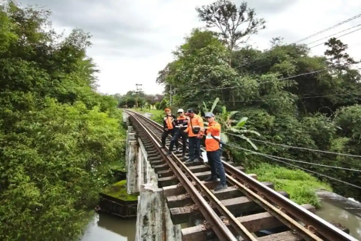 Antisipasi Ancaman Perjalanan KA, Petugas KAI Daop 7 Berjalan Kaki 8,28 KM Periksa Jalur Talun-Garum