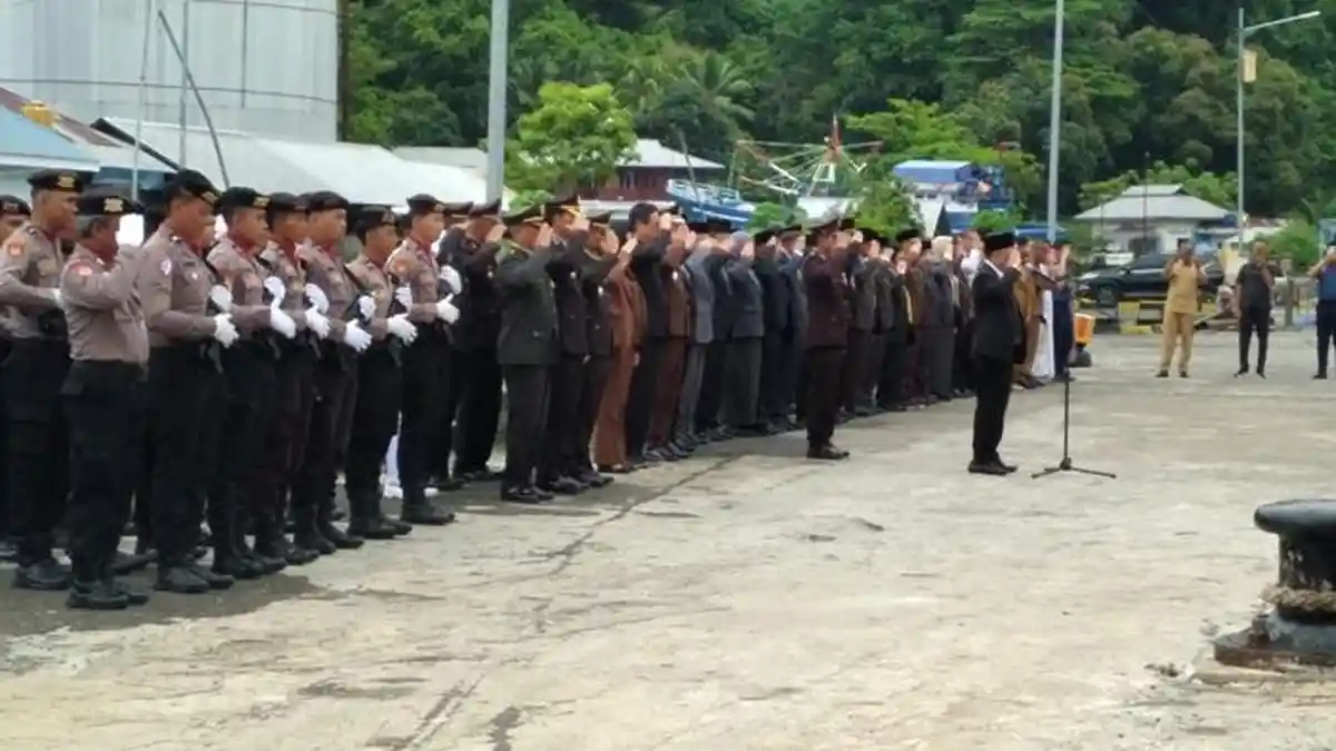 Rangkaian Peringatan Hari Pahlawan, Yusra Alhabsyi Tabur Bunga di Pelabuhan Labuan Uki