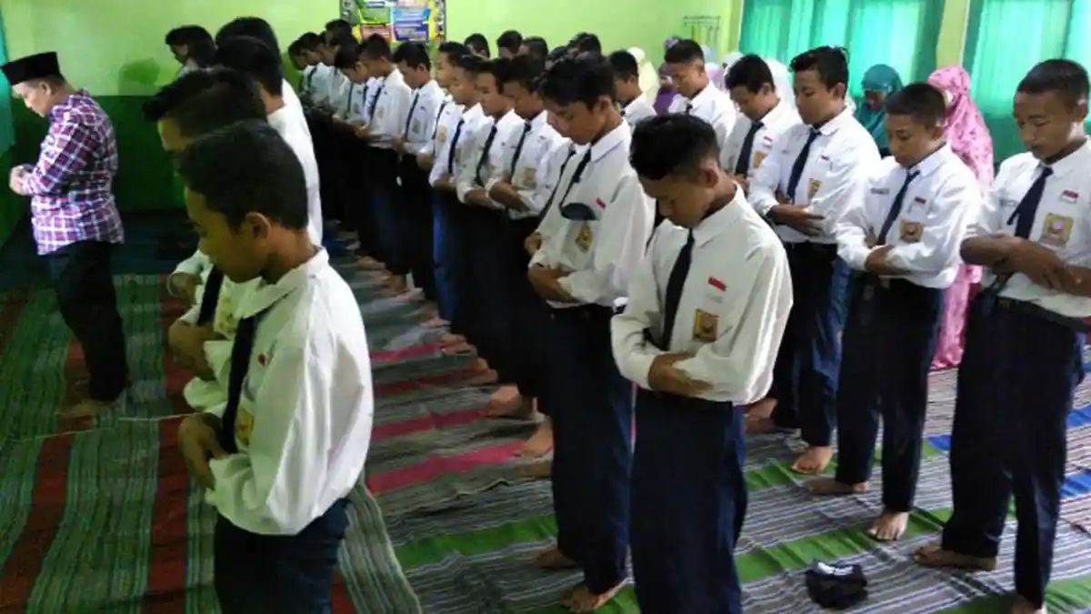 Ritual Siswa SMPN 27 Kota Malang Sebelum UNBK Hari Kedua