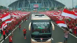 BUS-TIMNAS-INDONESIA-melaju-di-dekat-suporter-menjelang-laga.jpg