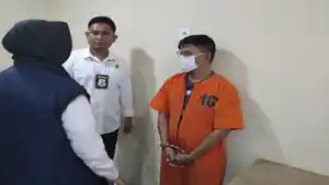 Tersangka-KN-49-oknum-staff-Kemahasiswaan-di-sebuah-kampus-di-Palembang.jpg
