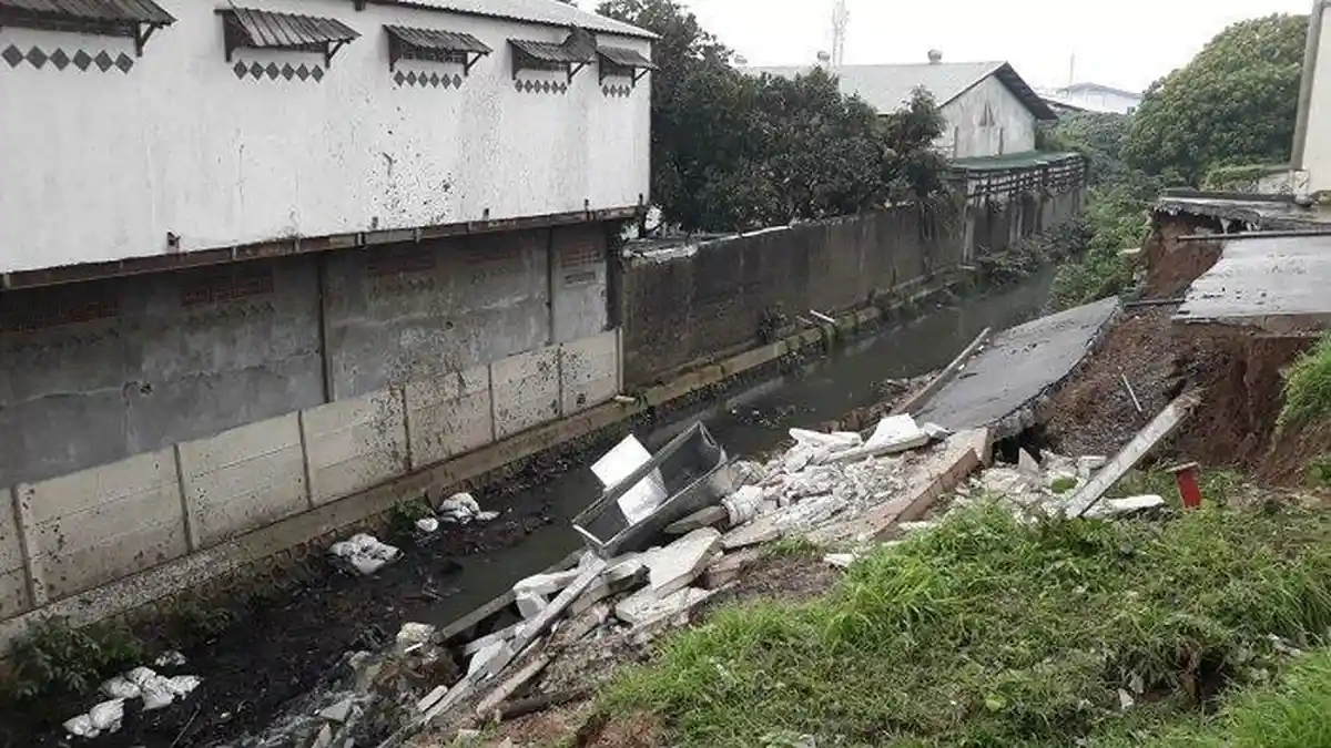 Bibir Kali Longsor Tutupi PHB Kali Mookervart, Warga Khawatir Banjir jika Tak Segera Ditangani