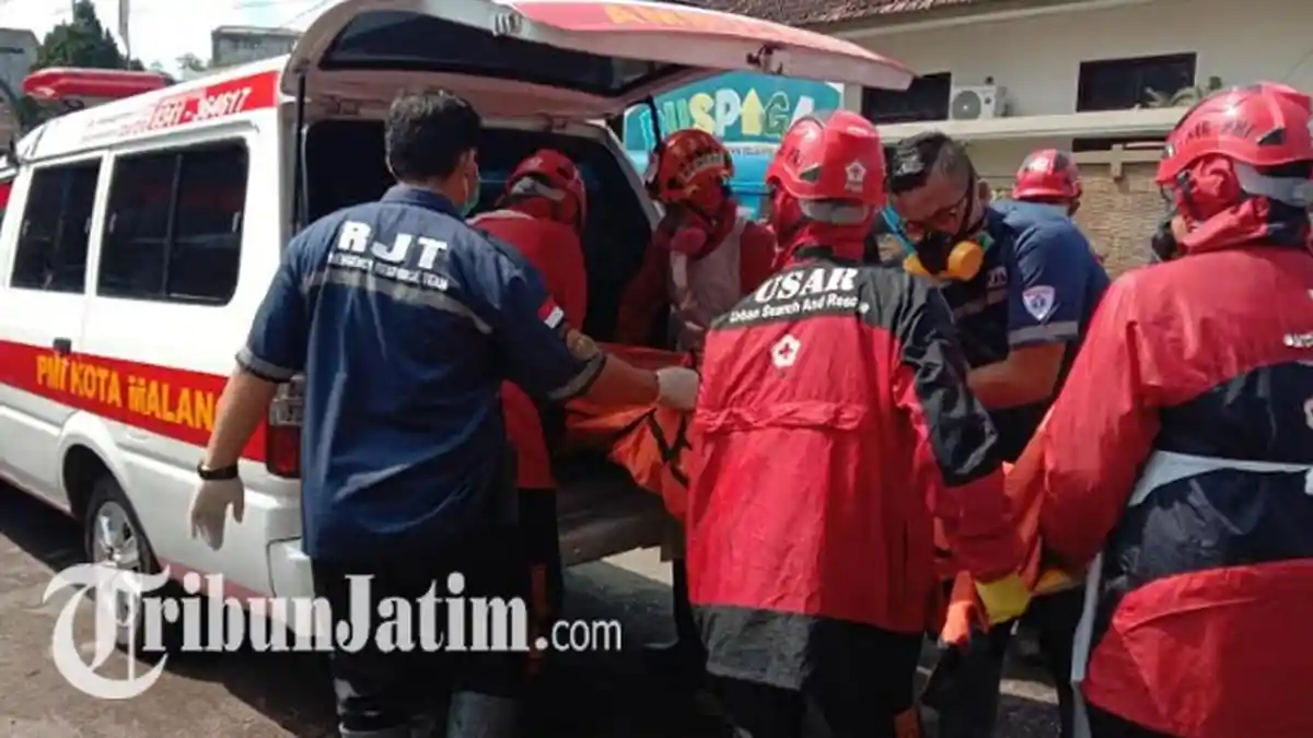 BREAKING NEWS: 2 Pria Malang Ditemukan Tewas di Lapangan, Polisi Semprot Disinfektan saat Olah TKP