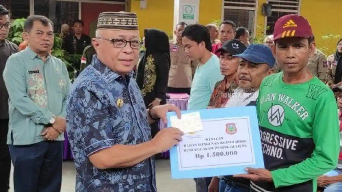 Rp650 Juta Disalurkan Bupati Gorontalo kepada Korban Angin Puting Beliung