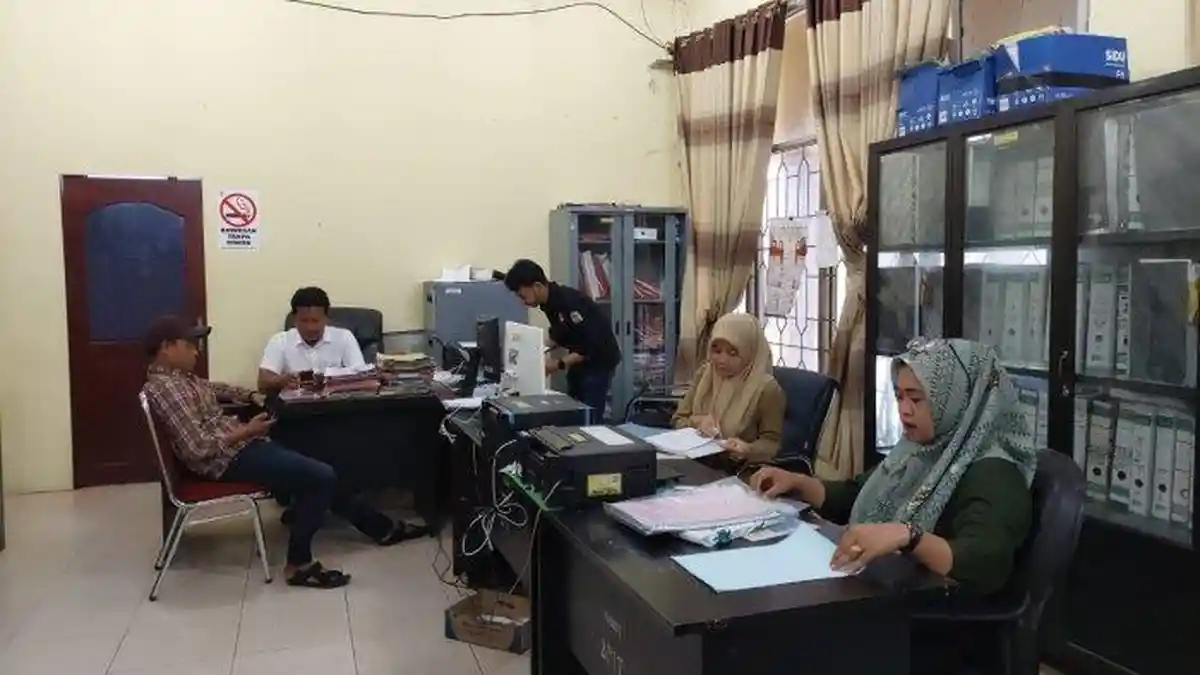 BEREH, Meski Banjir ASN Aceh Singkil Masuk Kerja tanpa Sepatu