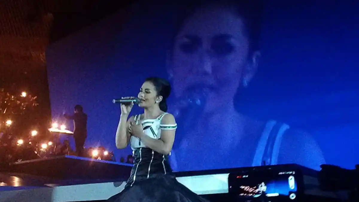 Konser Traya Membuat Krisdayanti Jadi Orang Paling Beruntung