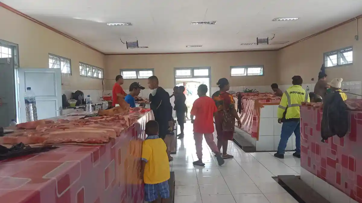 Pedagang Sebut Harga Daging Babi di Pasar Sentral Timika Turun Rp180 Per Kilo