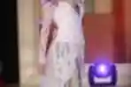 Ayu Ting Ting Pakai Gaun Tenun Siak