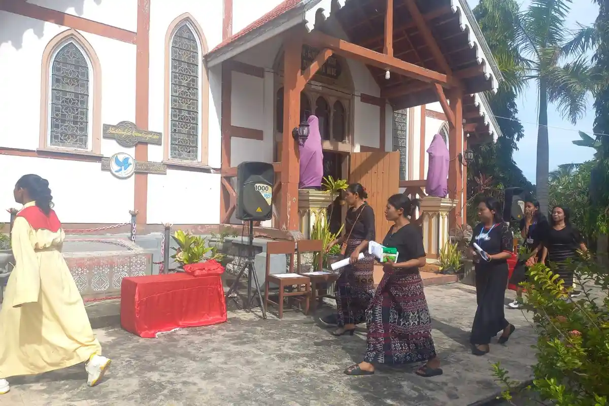 Logu Senhor 2023, Umat Katolik Mulai Berdatangan di Gereja Ignatius Loyola Sikka