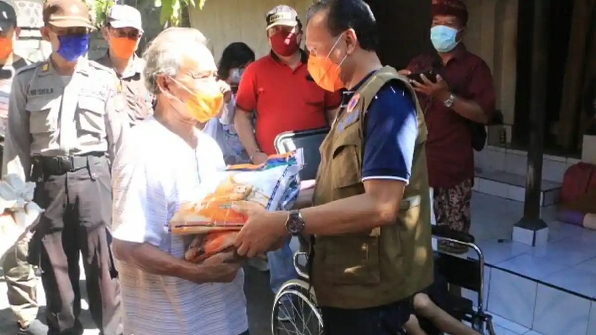 Sekda Bali Beri Bantuan Sembako dan Cek Posko Satgas Gotong Royong di Klungkung