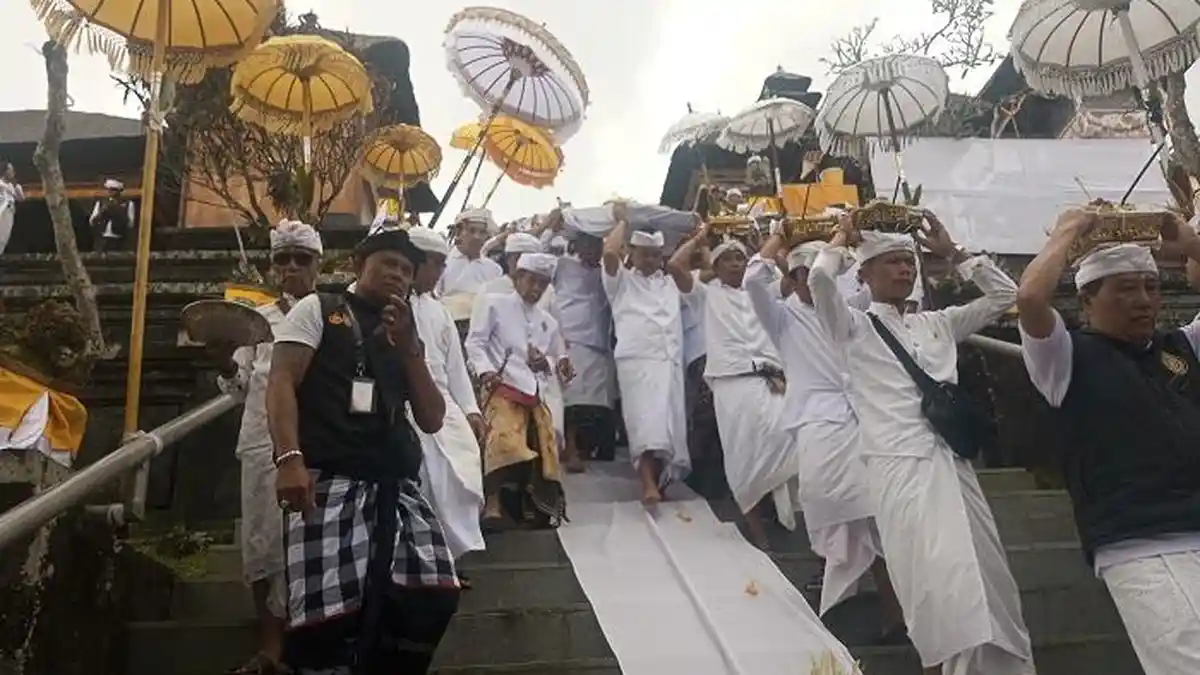 Netizen Pertanyakan Bawa Pulang Sampah Usai Nangkil di Besakih, Berikut Penjelasan Panitia