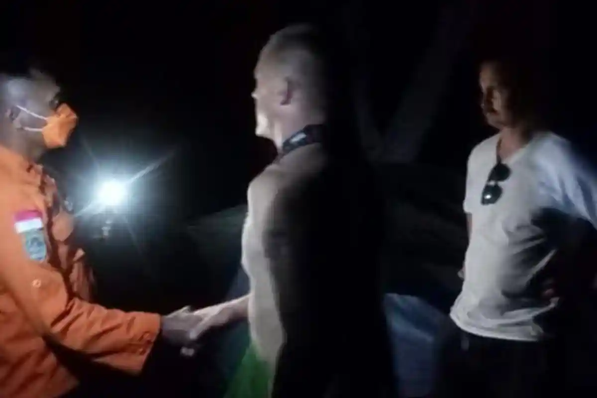 Dua Warga Swedia Nekat Berkemah di Lereng Gunung Lewotobi, Warganet Maklumi, Mungkin Sedang Riset