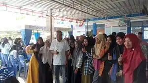 Anggota-DPRD-ENDE-BERSAMA-SISWA-SMA.jpg