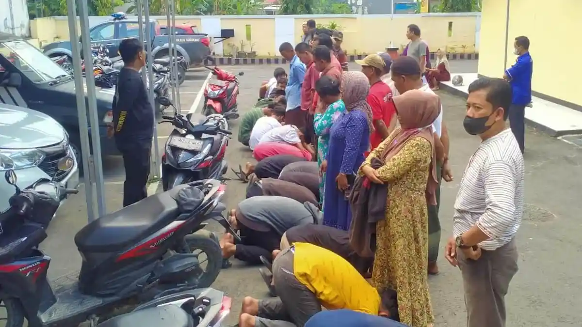 17 Pemuda Pati Dihukum Sujud di Kaki Orangtua, Terjaring Razia Tongtek di Sukolilo